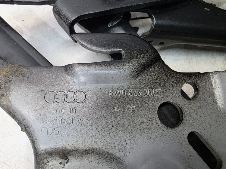ZAWIAS MASKI LEWY AUDI A4 B9 A5 8W 8W0823301E ORYGINAŁ