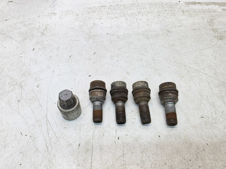ŚRUBY ZABEZPIECZAJĄCE PŁYWAJĄCA PODKŁADKA AUDI VW SEAT SKODA ,J" 60 MM