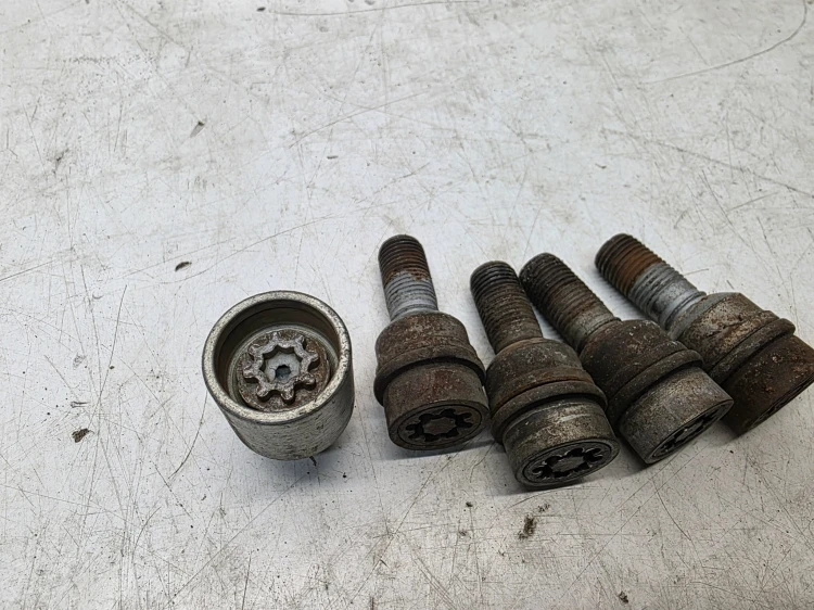 ŚRUBY ZABEZPIECZAJĄCE PŁYWAJĄCA PODKŁADKA AUDI VW SEAT SKODA ,J" 60 MM