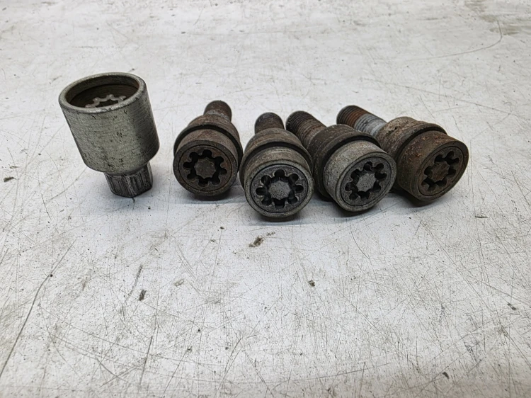 ŚRUBY ZABEZPIECZAJĄCE PŁYWAJĄCA PODKŁADKA AUDI VW SEAT SKODA ,J" 60 MM