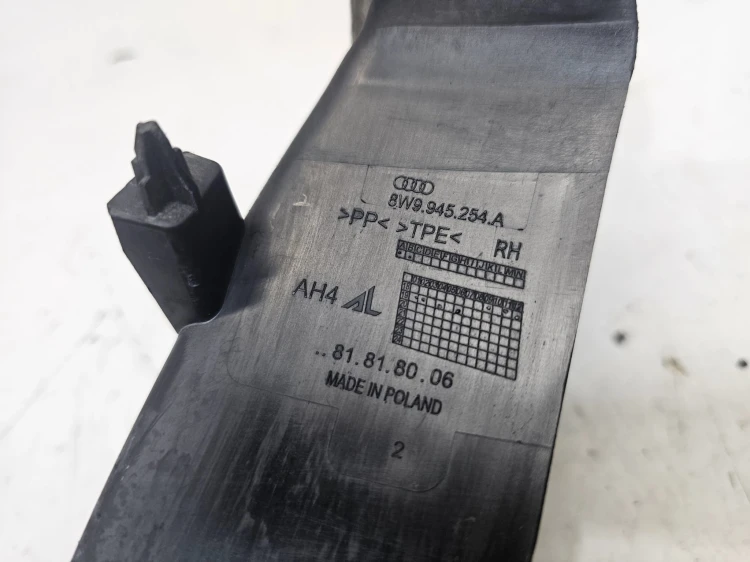 ZAŚLEPKA OSŁONA LAMPY PRAWY TYŁ A4 B9 LIFT AVANT 8W9945254A
