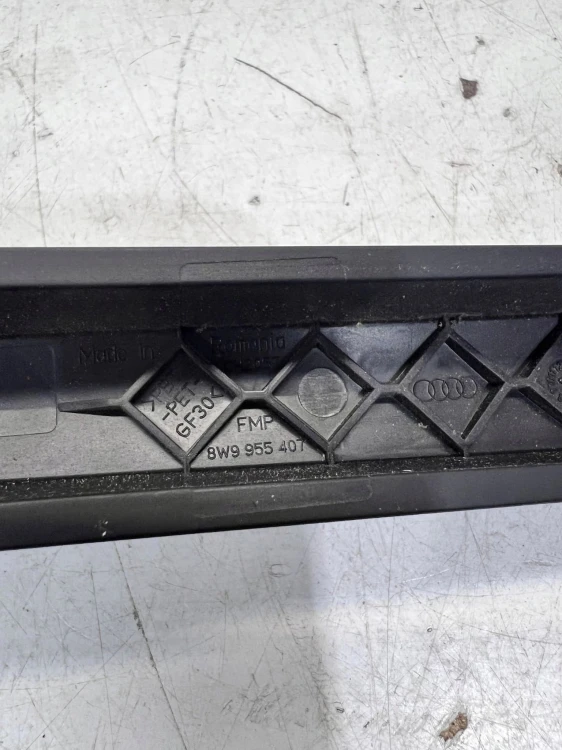 RAMIĘ WYCIERACZKI TYŁ AUDI A4 B9 8W9955407