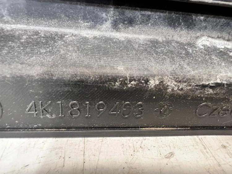 PODSZYBIE PLASTIKOWE AUDI A6 C8 4K1819403