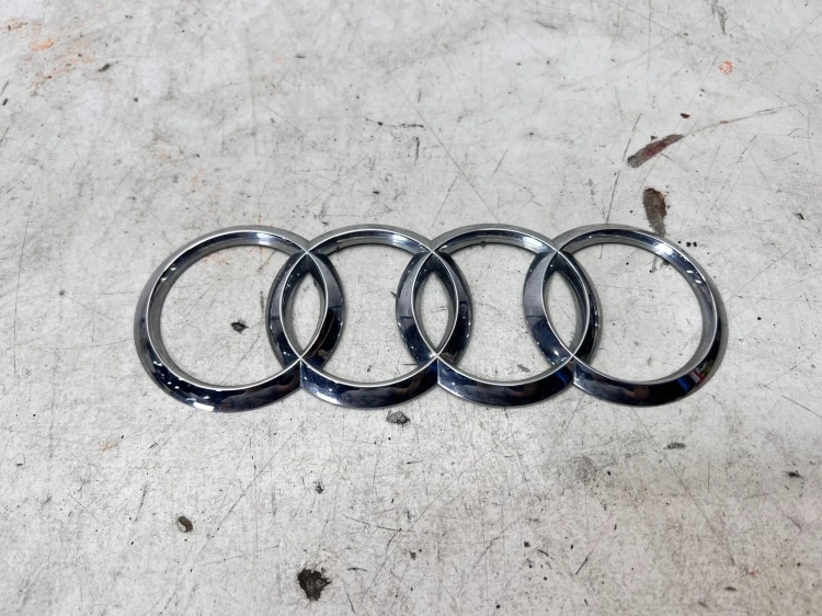 ZNACZEK EMBLEMAT Z KLAPY BAGAŻNIKA AUDI A4 B9 8W9071802 210MM X 70MM
