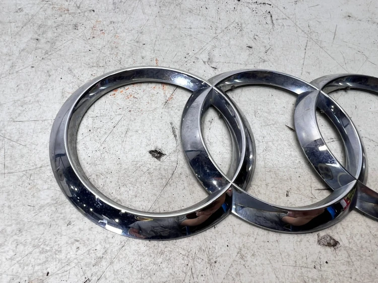 ZNACZEK EMBLEMAT Z KLAPY BAGAŻNIKA AUDI A4 B9 8W9071802 210MM X 70MM