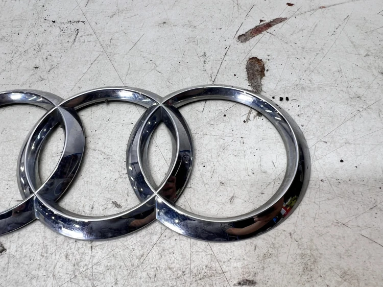 ZNACZEK EMBLEMAT Z KLAPY BAGAŻNIKA AUDI A4 B9 8W9071802 210MM X 70MM