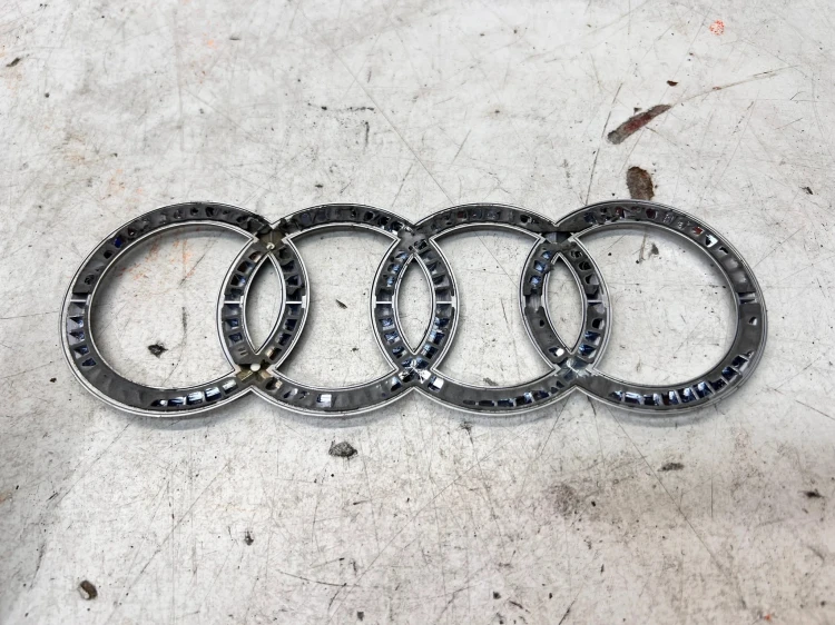 ZNACZEK EMBLEMAT Z KLAPY BAGAŻNIKA AUDI A4 B9 8W9071802 210MM X 70MM