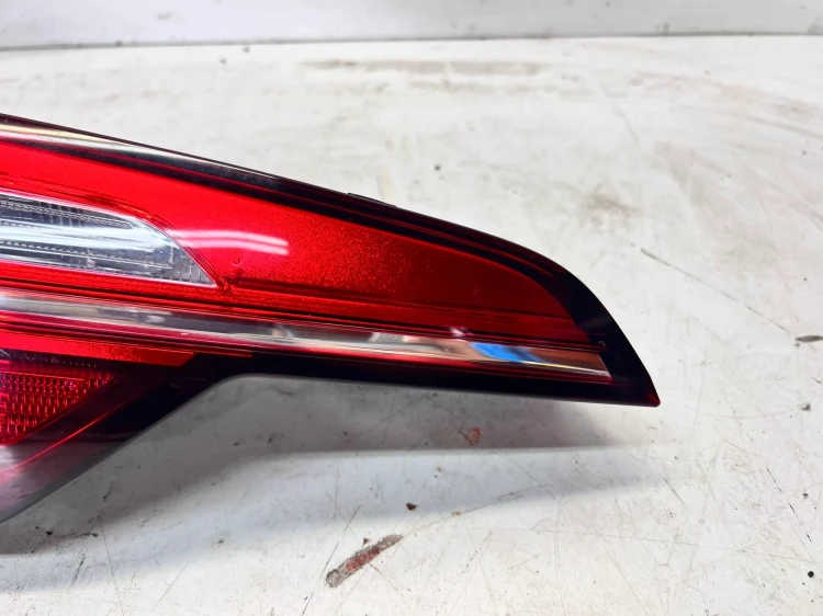 LAMPA LEWY TYŁ W KLAPĘ LED AUDI A4 B9 AVANT 8W9945075AA