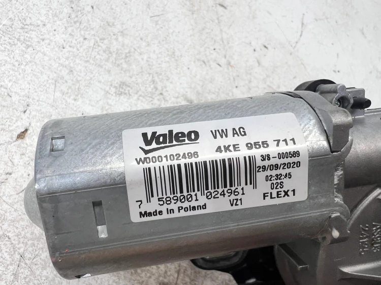 SILNICZEK WYCIERACZKI TYŁ AUDI A4 B9 4KE955711