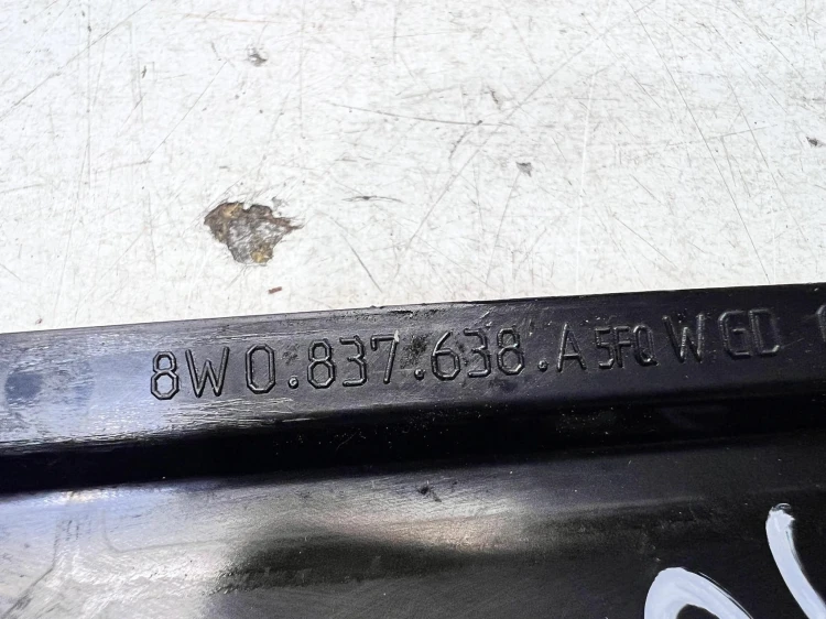 TRÓJKĄT NAKŁADKA ZAŚLEPKA DRZWI PRAWY PRZÓD AUDI A4 B9 8W08376838A 1/26