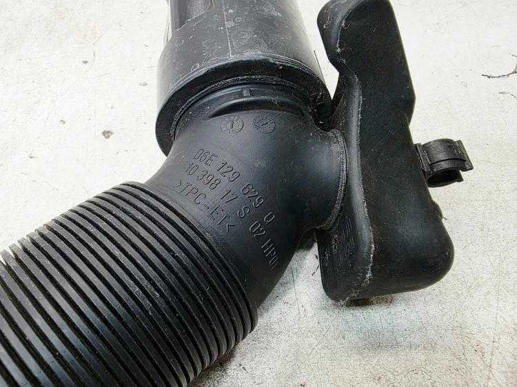 WLOT DOLOT POWIETRZA AUDI A4 S4 B8 A5 S5 8T 3.0 TFSI 06E129629Q