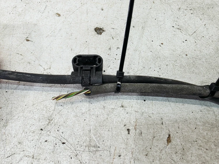 WIĄZKA KOŁA ABS ZACISKU HAMULCOWEGO LEWY TYŁ AUDI A5 8F CABRIO 8F0972253