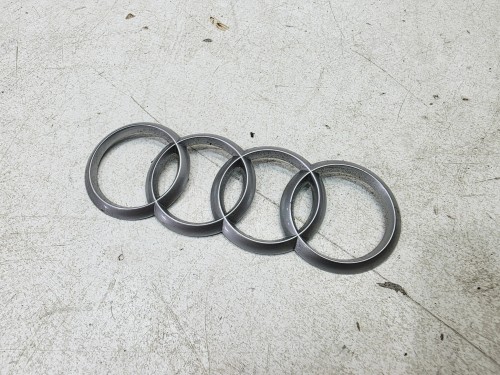 ZNACZEK EMBLEMAT Z POKRYWY SILNIA AUDI A3 A4 A5 A6 4H0103940A 131MMX46MM