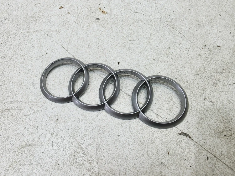 ZNACZEK EMBLEMAT Z POKRYWY SILNIA AUDI A3 A4 A5 A6 4H0103940A 131MMX46MM