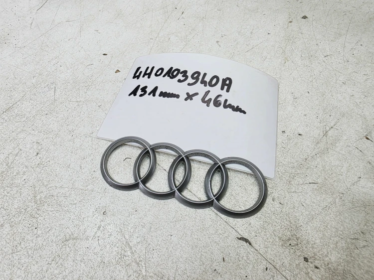 ZNACZEK EMBLEMAT Z POKRYWY SILNIA AUDI A3 A4 A5 A6 4H0103940A 131MMX46MM