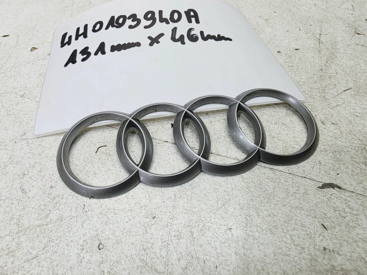 ZNACZEK EMBLEMAT Z POKRYWY SILNIA AUDI A3 A4 A5 A6 4H0103940A 131MMX46MM