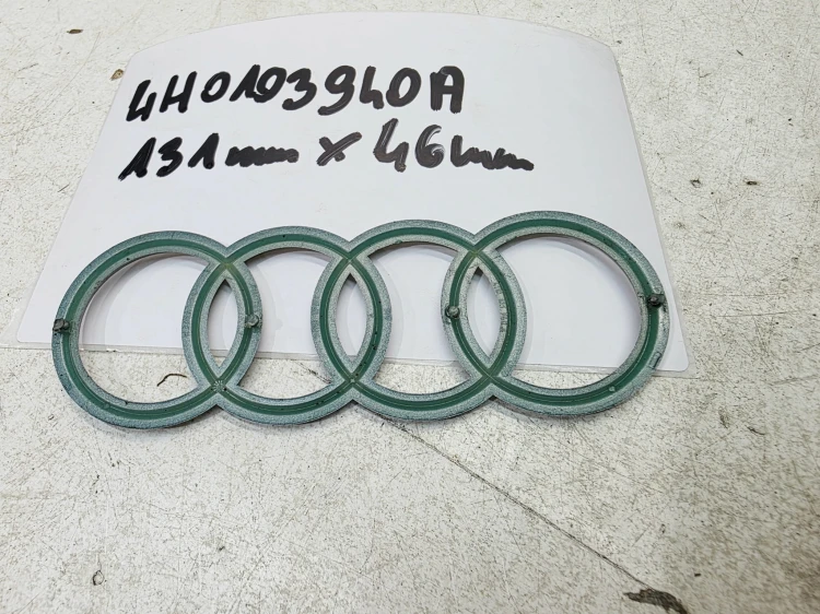 ZNACZEK EMBLEMAT Z POKRYWY SILNIA AUDI A3 A4 A5 A6 4H0103940A 131MMX46MM