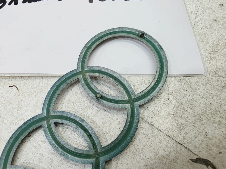 ZNACZEK EMBLEMAT Z POKRYWY SILNIA AUDI A3 A4 A5 A6 4H0103940A 131MMX46MM
