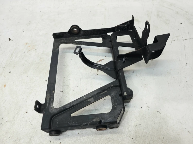 WIESZAK DODATKOWEJ CHŁODNICY WODY AUDI A4 S4 B8 A5 S5 8T 8K0121261D
