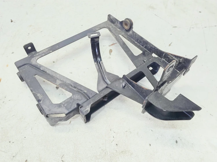 WIESZAK DODATKOWEJ CHŁODNICY WODY AUDI A4 S4 B8 A5 S5 8T 8K0121261D