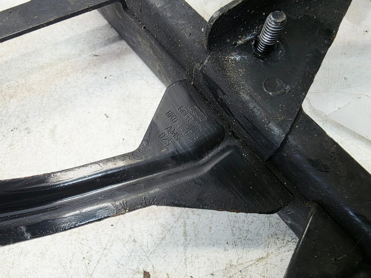 WIESZAK DODATKOWEJ CHŁODNICY WODY AUDI A4 S4 B8 A5 S5 8T 8K0121261D