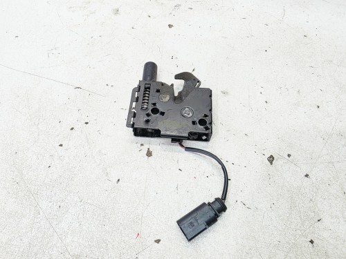 ZAMEK MASKI RYGIEL Z PASA PRZEDNIEGO AUDI A4 B9 A5 8W 8W0823509C