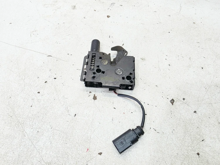 ZAMEK MASKI RYGIEL Z PASA PRZEDNIEGO AUDI A4 B9 A5 8W 8W0823509C