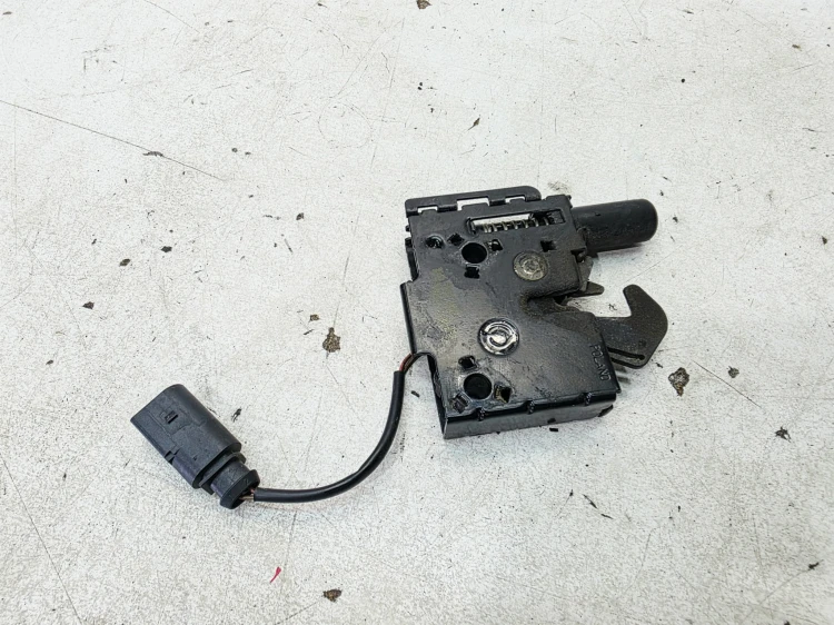 ZAMEK MASKI RYGIEL Z PASA PRZEDNIEGO AUDI A4 B9 A5 8W 8W0823509C