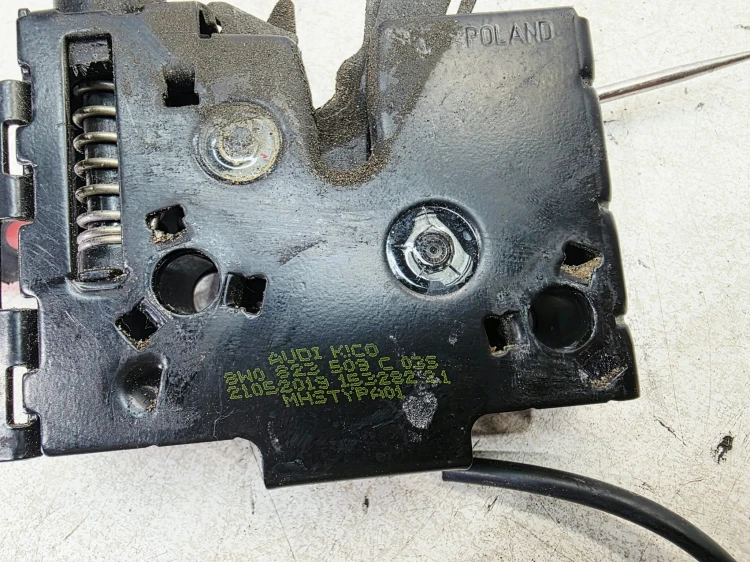 ZAMEK MASKI RYGIEL Z PASA PRZEDNIEGO AUDI A4 B9 A5 8W 8W0823509C