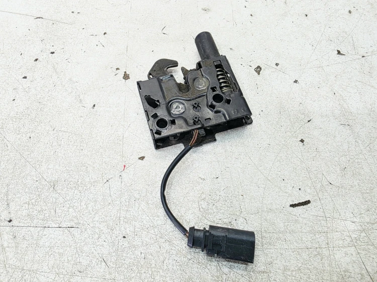 ZAMEK MASKI RYGIEL Z PASA PRZEDNIEGO AUDI A4 B9 A5 8W 8W0823509C