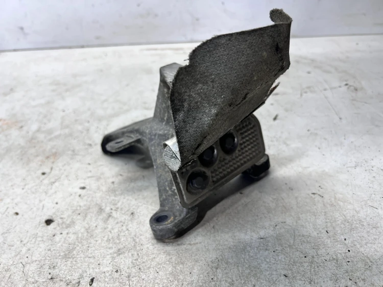 ŁAPA WSPORNIK MOCOWANIE SILNIKA PRAWE AUDI A4 B9 A5 8T Q5 8R 8K0199308BG