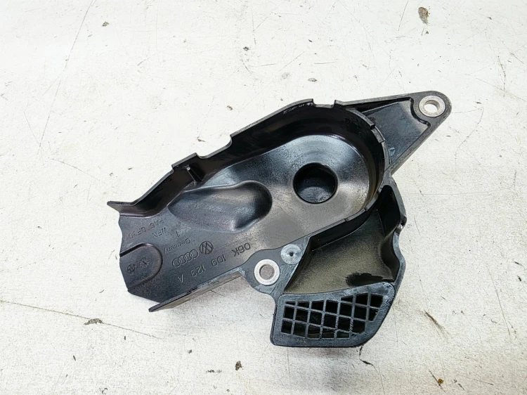 OBUDOWA OSŁONA PASKA ZĘBATEGO POMPY AUDI A4 B9 A5 Q5 FY 2.0 TFSI 06K109123A
