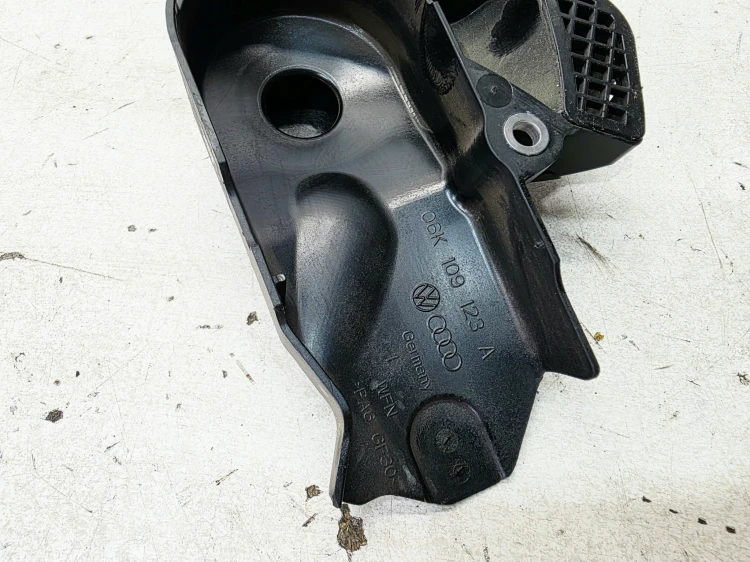 OBUDOWA OSŁONA PASKA ZĘBATEGO POMPY AUDI A4 B9 A5 Q5 FY 2.0 TFSI 06K109123A