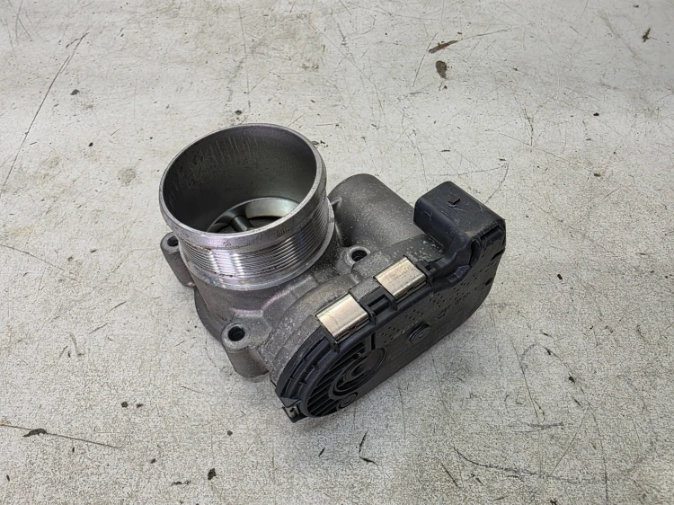 PRZEPUSTNICA AUDI A4 B9 A4 Q5 VOLKSWAGEN SEAT SKODA 2.0 TFSI 06K133062AS