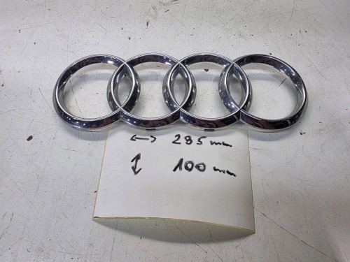 ZNACZEK EMBLEMAT Z ATRAPY PRZÓD GRILLA AUDI Q3 8U A8 4H0853605B 285MMX100MM