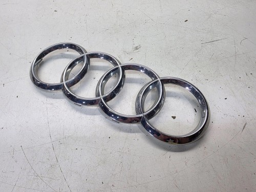 ZNACZEK EMBLEMAT Z ATRAPY PRZÓD GRILLA AUDI Q3 8U A8 4H0853605B 285MMX100MM