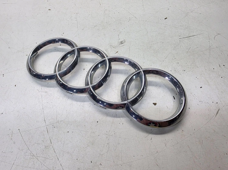 ZNACZEK EMBLEMAT Z ATRAPY PRZÓD GRILLA AUDI Q3 8U A8 4H0853605B 285MMX100MM