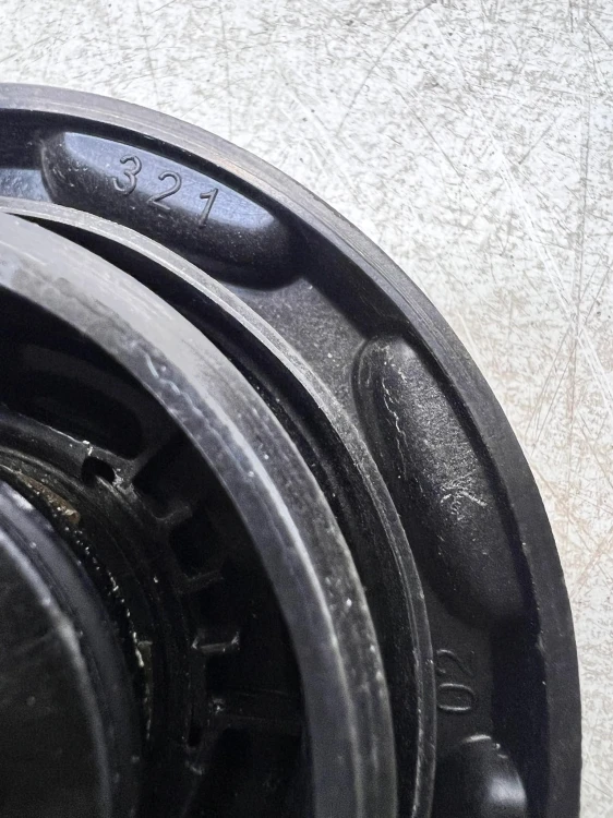 KOREK ZBIORNIKA WYRÓWNAWCZEGO AUDI VW SEAT SKODA 4M0121321K