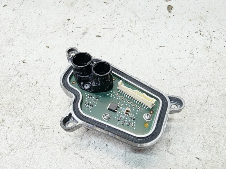 DIODA ŚWIETLNA Z RADIATOREM LED PRAWA AUDI A5 8W 1408000240 8W6998474C