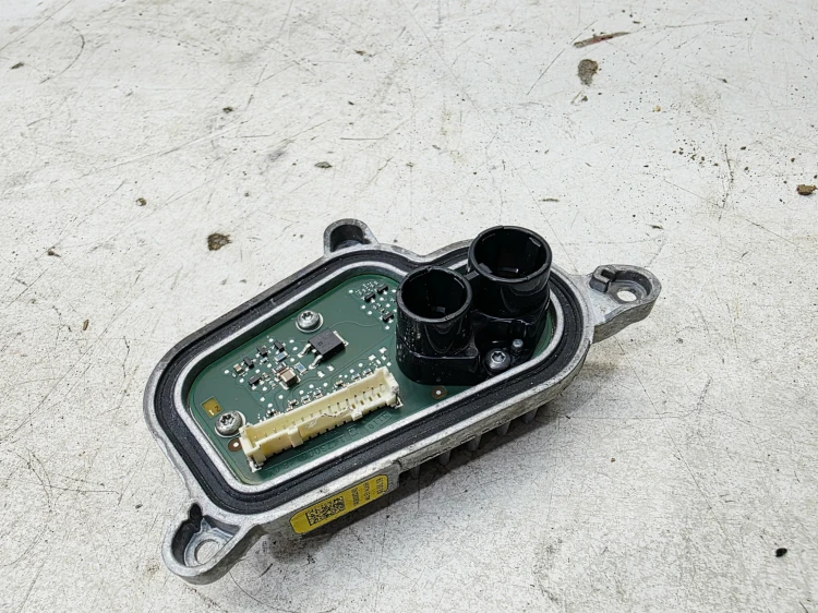DIODA ŚWIETLNA Z RADIATOREM LED PRAWA AUDI A5 8W 1408000240 8W6998474C