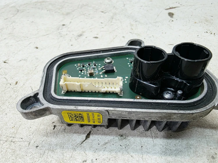 DIODA ŚWIETLNA Z RADIATOREM LED PRAWA AUDI A5 8W 1408000240 8W6998474C