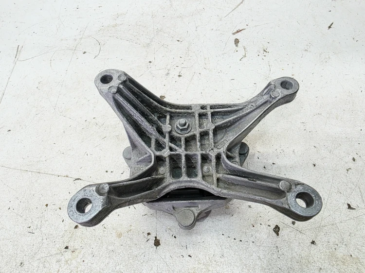 ŁAPA MOCOWANIE PODUSZKA SKRZYNI BIEGÓW AUDI A4 B9 A5 8W0399156 8W0399118Q