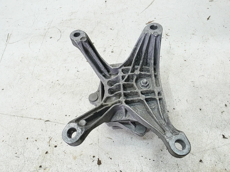 ŁAPA MOCOWANIE PODUSZKA SKRZYNI BIEGÓW AUDI A4 B9 A5 8W0399156 8W0399118Q