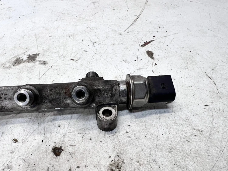 LISTWA WTRYSKOWA AUDI VOLKSWAGEN SEAT SKODA 2.0 TDI 04L130089G 04L906054