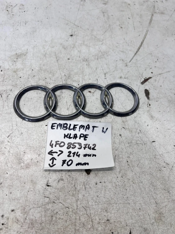 ZNACZEK EMBLEMAT Z KLAPY BAGAŻNIKA AUDI A6 C6 4F0853742 214MM X 70MM