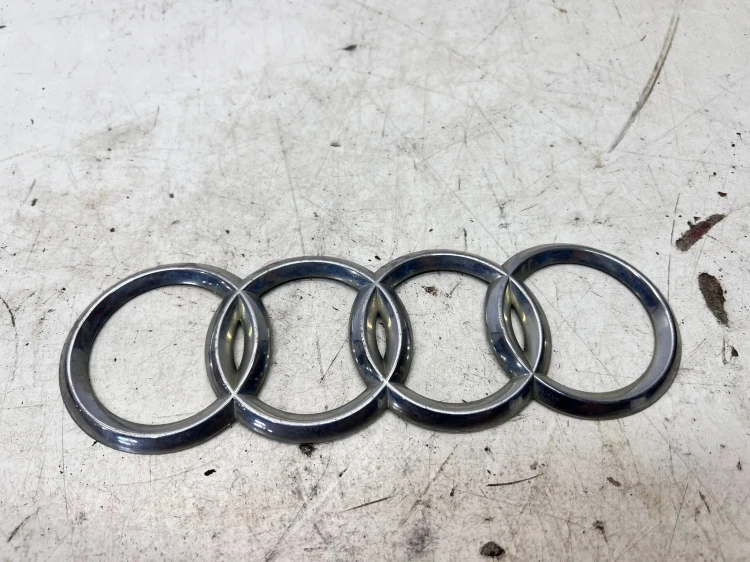 ZNACZEK EMBLEMAT Z KLAPY BAGAŻNIKA AUDI A6 C6 4F0853742 214MM X 70MM