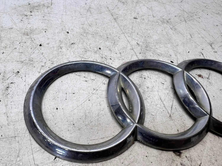 ZNACZEK EMBLEMAT Z KLAPY BAGAŻNIKA AUDI A6 C6 4F0853742 214MM X 70MM