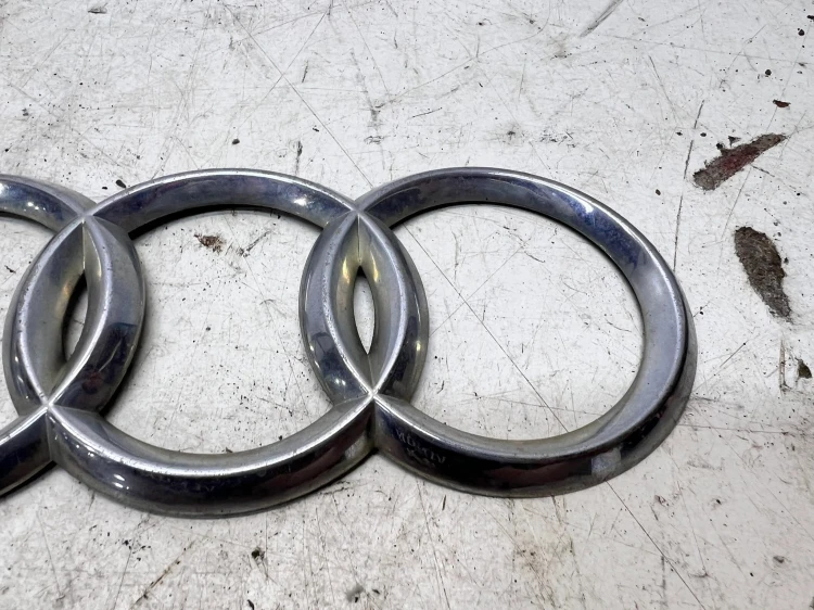 ZNACZEK EMBLEMAT Z KLAPY BAGAŻNIKA AUDI A6 C6 4F0853742 214MM X 70MM