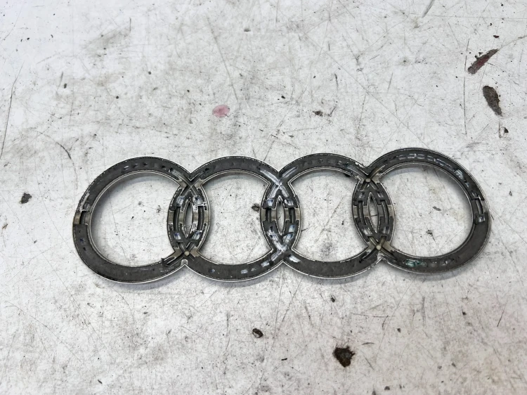 ZNACZEK EMBLEMAT Z KLAPY BAGAŻNIKA AUDI A6 C6 4F0853742 214MM X 70MM