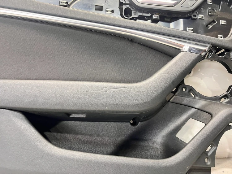 BOCZEK DRZWI LEWY PRZÓD AUDI A6 C8 4K1867105B QQ2